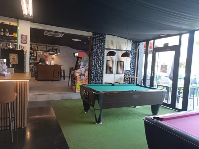 SE ALQUILA Y TRASPASA BAR MONTADO — 24