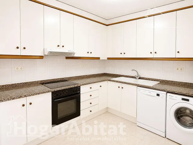 Chalet en residencial con  garaje y terraza, todo amueblado — 9
