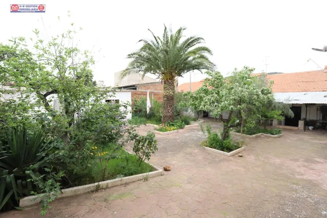 AMPLIA CASA EN PLANTA BAJA CON 4 DORMITORIOS, GARAJE CERRADO
