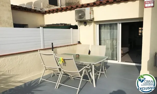 Apartamento reformado con amplia terraza y aparcamiento priv - foto 2