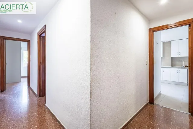 Piso con plaza de garaje cerrada junto a La Inmaculada, frente al río Genil. — 10