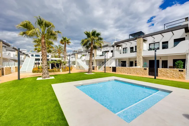 PRECIOSO BUNGALOW PLANTA ALTA CON SOLÁRIUM, TERRAZA, PISCINA - foto 2