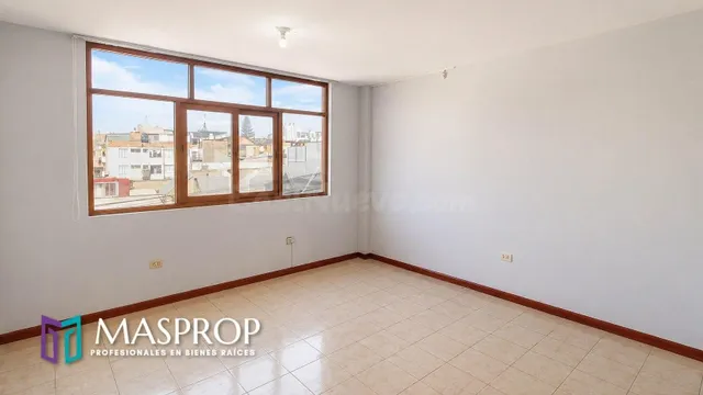 CALLE DEUSTUA – LOCAL COMERCIAL DE 5 PISOS CON ALTA CAPACIDA - foto 5