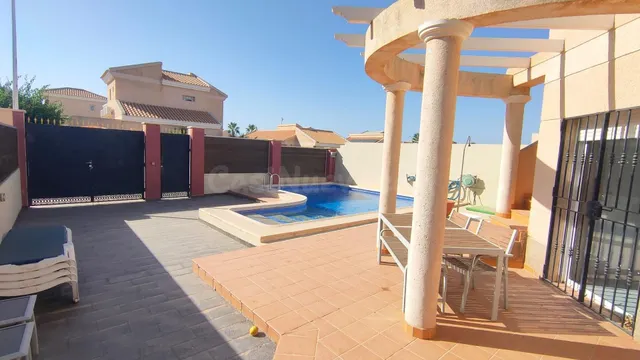 VILLA INDEPENDIENTE CON PISCINA PRIVADA, 3 DORMITORIOS Y SOL - foto 2