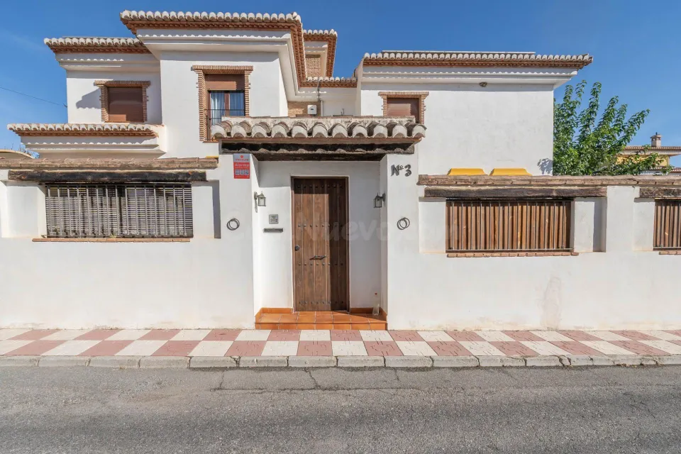 ¡¡ Impresionante chalet dividido en dos viviendas con piscina y zona ajardinadas !!