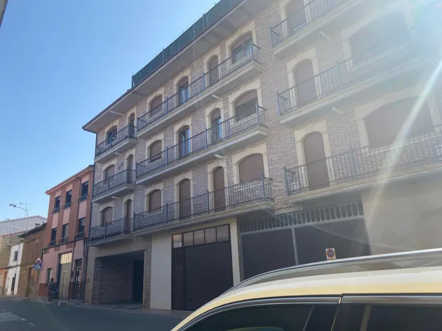 SE VENDE AMPLÍSIMO APARTAMENTO EN VALENCIA DE DON JUAN, COCINA, SALÓN, 2 HAB., 2 BAÑOS, ASCENSOR, TRASTERO Y P. GARAJE. NECESITA REFORMA. — 7