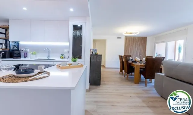 Apartamento reformado con 3 habitaciones a 100 m de la playa - foto 2