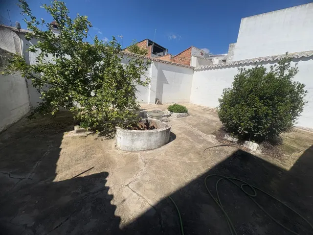 OPORTUNIDAD ÚNICA: CASA DE DOS PLANTAS CON PATIO Y POZO EN B