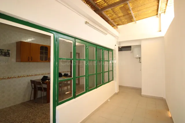 Casa con encanto, amplios espacios y muchas posibilidades en - foto 3