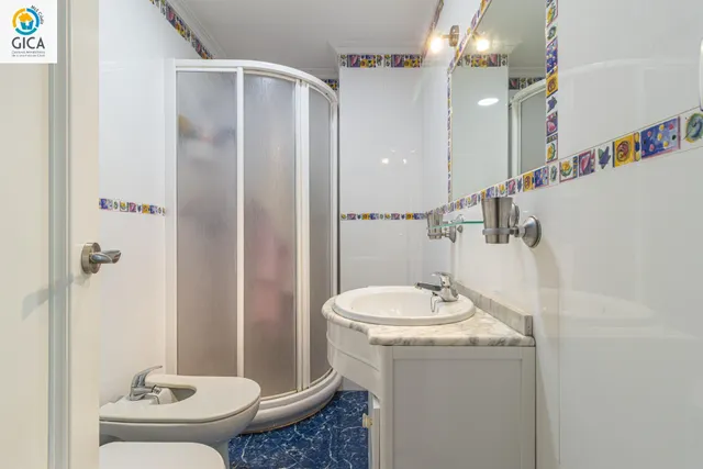Piso muy luminoso de 4 dormitorios con garaje subterráneo en Zona Centro. — 28