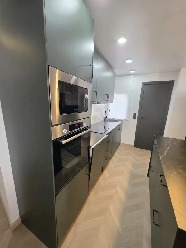 Apartamento con terraza, Alicante, Torrevieja, Playa de los Locos. 3 habitaciones, 110 m2, 200 metros al mar — 17