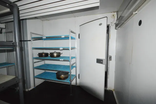Se vende local montado como resturante — 12