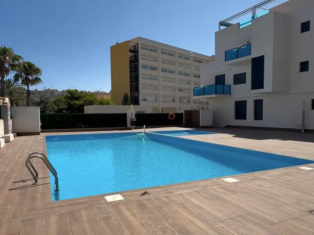 Apartamento céntrico, luminoso, y elegantemente reformado (1.ª planta). Balcón con orientación este, piscina comunitaria y a solo 800 m de Playa del Cura. — 29