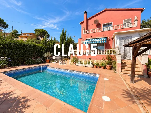 Casa en venta con piscina privada en Lloret de Mar