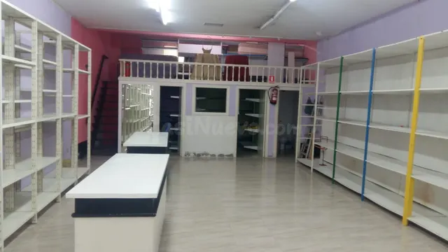 Se alquila bajo comercial en Gran Vía - Carballo - foto 2
