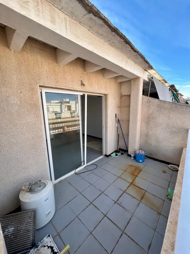 ¡Oportunidad Única! Ático para Reformar en el Centro de Torrevieja con Vistas Despejadas. — 4