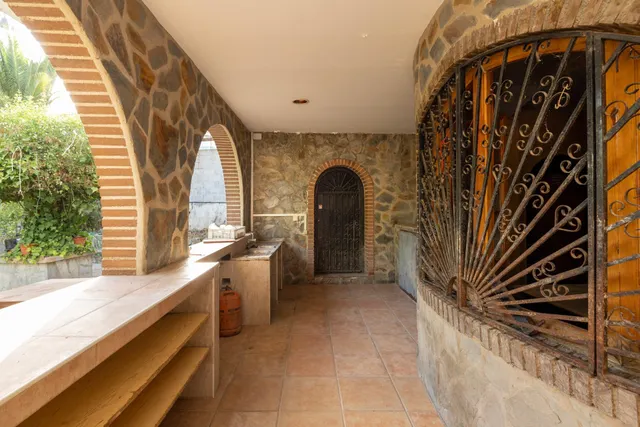 Terreno urbanizable, actualmente hay un restaurante. — 9