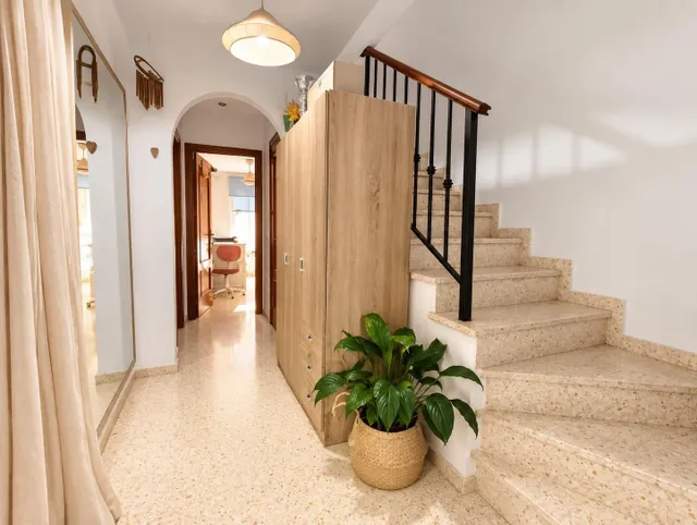 Se vende vivienda de tres dormitorios, dos patios privados y garaje en Algeciras, mirador de moncayo. — 8