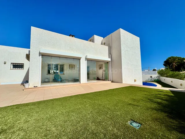 Chalet de 2 dormitorios y 4 baños con garaje y piscina priva