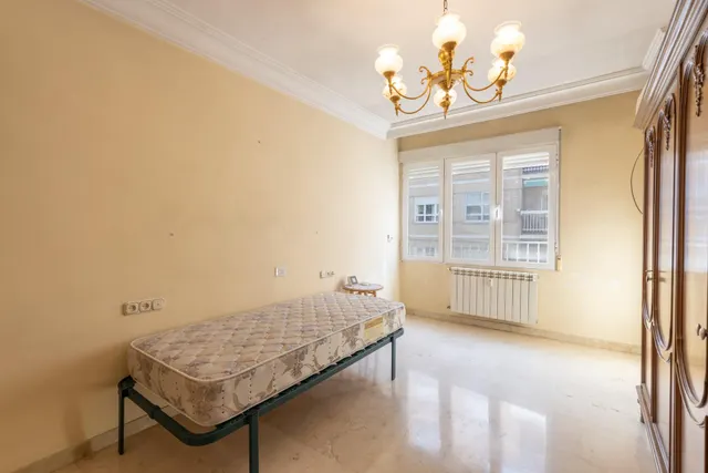Piso en venta en pleno centro de Granada – Planta alta, garaje y gran potencial de reforma — 37