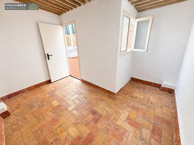 Casa céntrica y muy luminosa, con almacén de 105 m2 y magnífica terraza privada de 70 m2. — 28