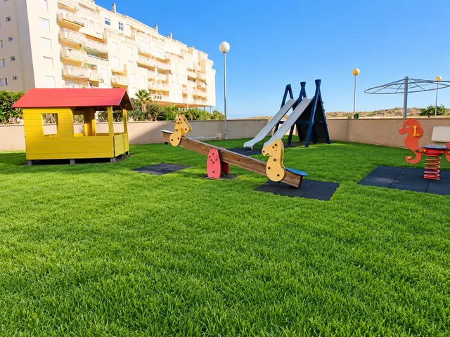 Primera línea en El Perellonet: 127 m2, terraza y tres piscinas — 16