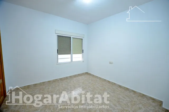 Alto, luminoso y exterior con balcón — 18
