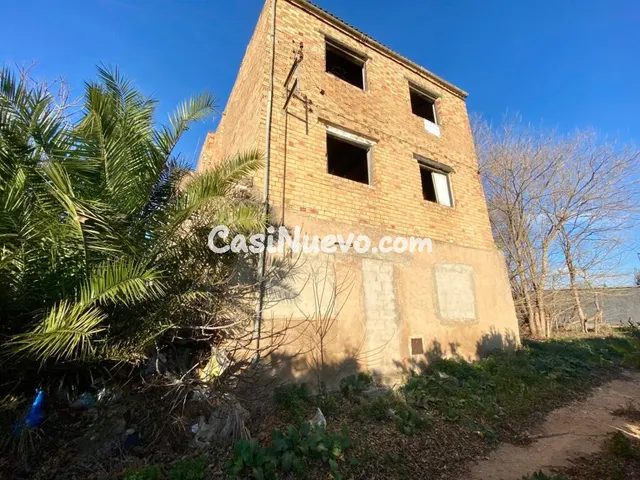 Masía de planta baja y dos pisos en el campo a 5 min del pue - foto 2