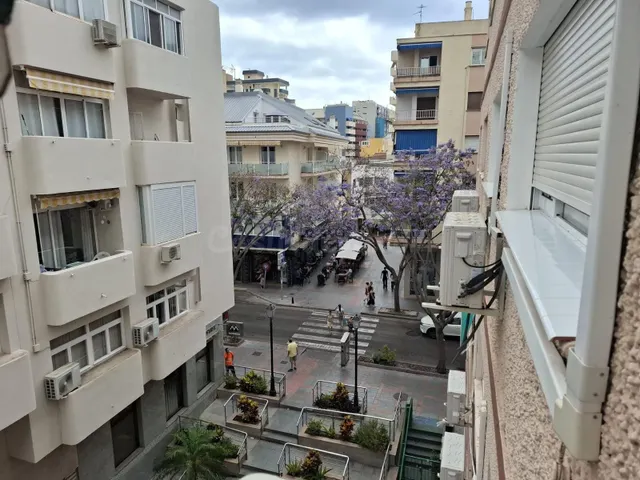 Piso en venta de tres dormitorios y dos baños a 300 metros d