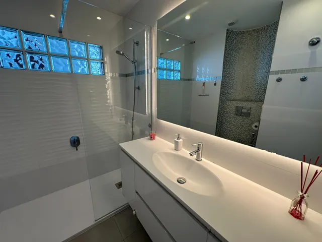 1ª Línea Playa Fuengirola - Super Atico 2 Dormitorios, Vistas al mar y Piscina, Gran Terraza, Sauna — 17