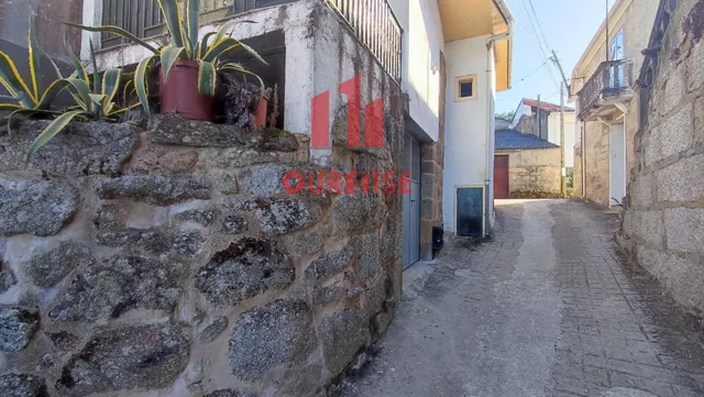 CASA DE PIEDRA CON PATIO Y TERRAZA CON BUENAS VISTAS EN LA ZONA DE CASTRELO. — 11