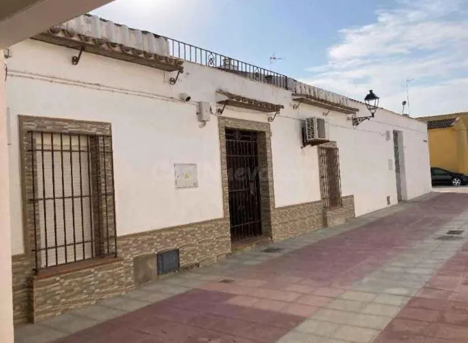 SE VENDE CASA OKUPADA en Calle FERROCARRIL Nº 22 Cabezas de San Juan (Las) (Sevilla)