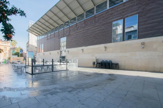 Local comercial junto a Mercado de San Agustín y a espaldas de Gran Vía. — 21
