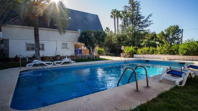 Chalet en Loma Badá de Petrer con amplia piscina. - foto 2