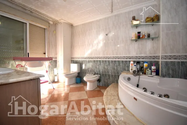 AMPLIA CASA CON GARAJE Y GRAN TERRAZA Y UNA SEGUNDA VIVIENDA — 34