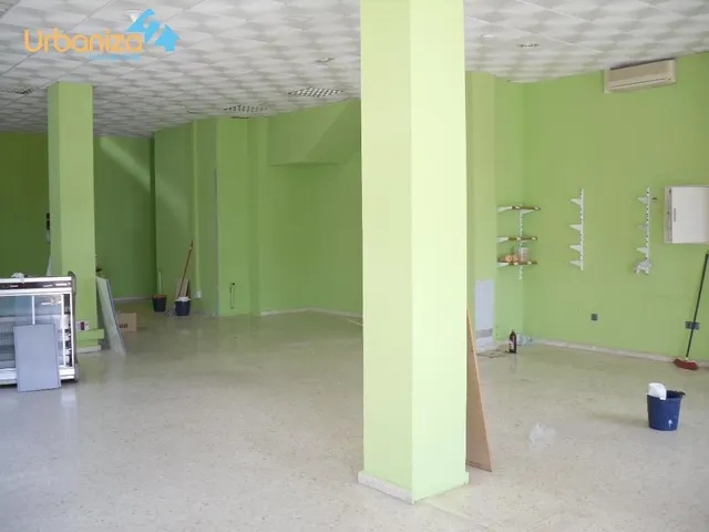 SE VENDE LOCAL DIAFANO DE ESQUINA CON GRANDES CRISTALERAS Y ACONDICIONADO EN  CTRA. OLIVENZA. — 8