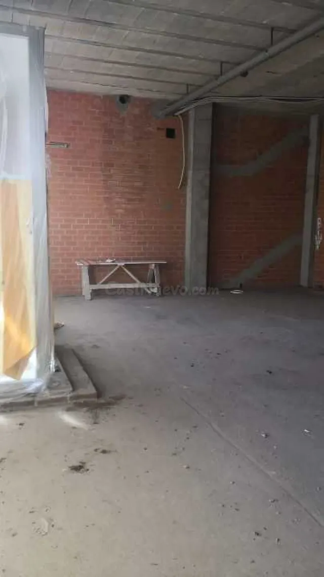 Amplio Bajo en Obra para Reformar en Rúa Nébedas, Próximo a 