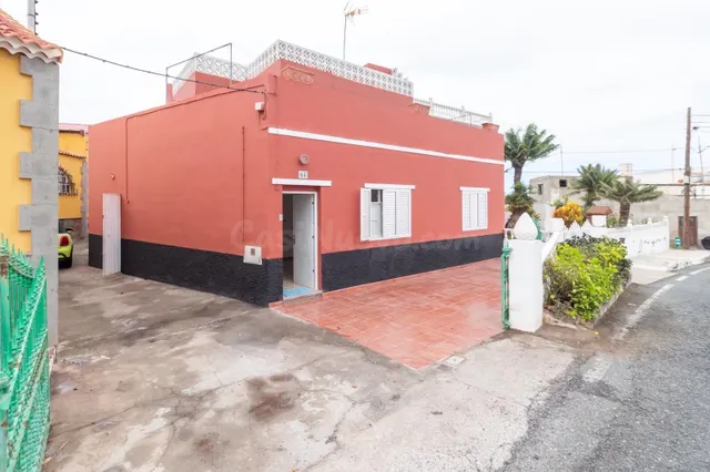 Casa terrera con garaje, jardín y vivienda superior independiente – Arucas, Gran Canaria — 2