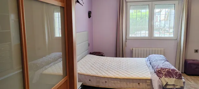 SE VENDE CHALET EN MUY BUENA ZONA PEGADO AL PUEBO Y A 20 MINUTOS DE ALICANTE — 28