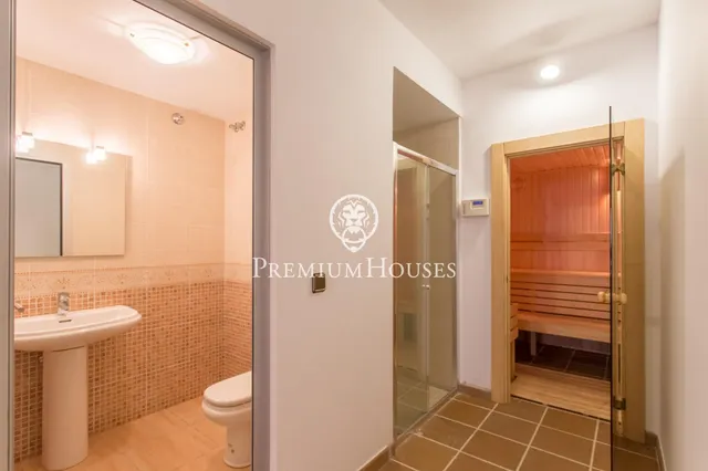 Casa en venta con impresionantes vistas al mar, piscina desbordante y ascensor — 23