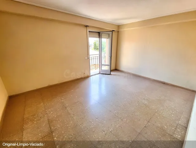 Vivienda económica de 3 dormitorios con balcón y orientación