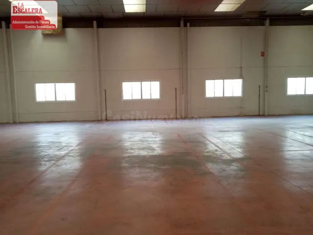 Nave diáfana de 700 m2 en una planta en polígono industrial  - foto 3