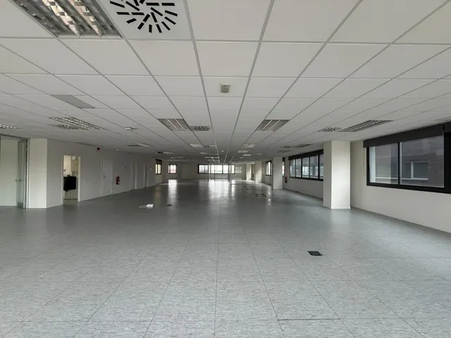 Oficinas en la zona de gran via 2 exteriores diafana con pk — 12