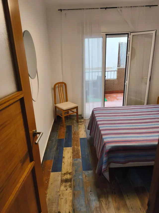 «dos viviendas en una, a 50 metros del mar, en plena calle mayor de Garrucha» — 13