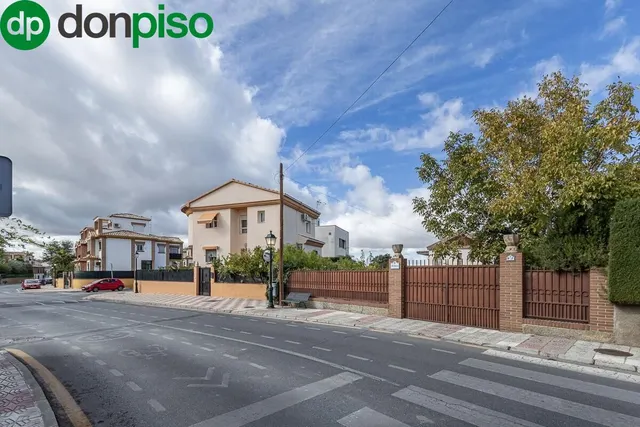 Gran casa con parcela y piscina en Cájar — 35