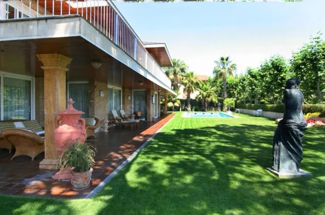 Villa de Lujo con Piscina Privada y Estilo Inglés, muy cerca - foto 5