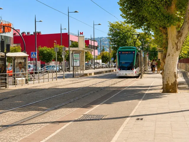 Piso en Armila junto parada de metro todo exterior. — 4