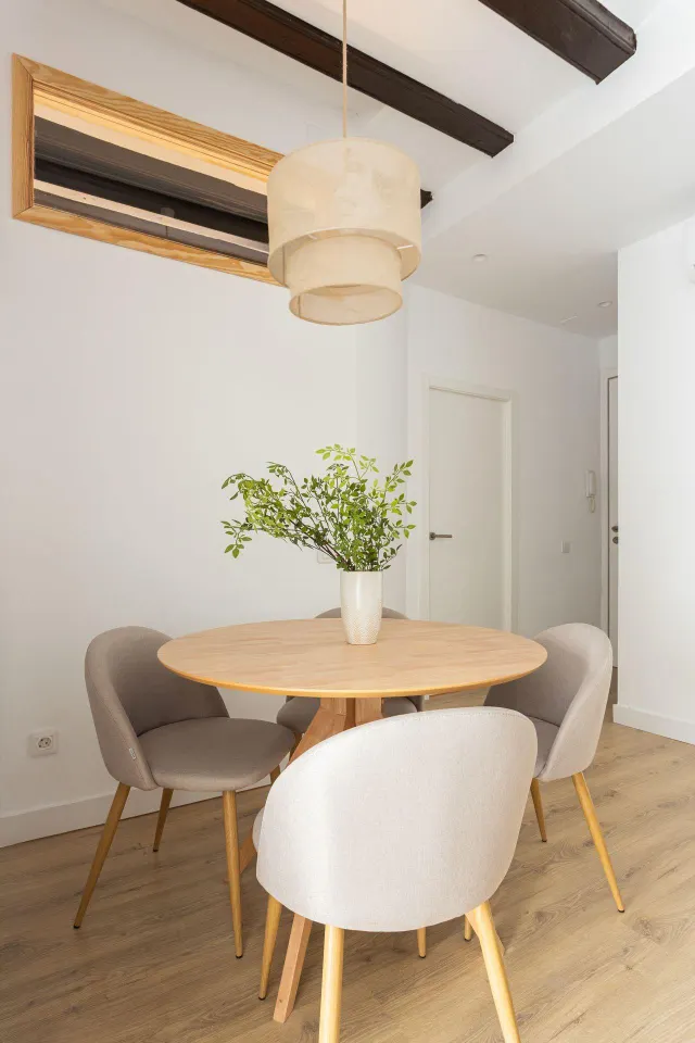 Piso reformado con 2 dormitorios y mobiliario a estrenar en el Raval, Barcelona — 12