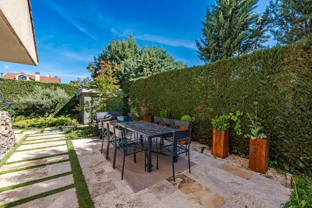 MAGNÍFICO CHALET EN LA SIERRA DE GUADARRAMA PARA VIVIR EN UNA PLANTA Y LISTO PARA ENTRAR A 25 MINUTOS DE MADRID CON PORCHE, JARDÍN Y PISCINA — 45