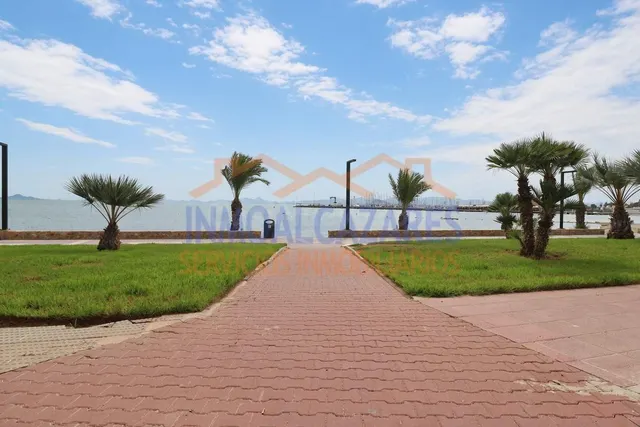 ¡A SOLO 1 MINUTO DE LA PLAYA! CÉNTRICO APARTAMENTO EN PRIMERA PLANTA DE 3 DORMITORIOS Y TERRAZA CON VISTAS AL MAR, EN LOS ALCÁZARES, MURCIA. — 2